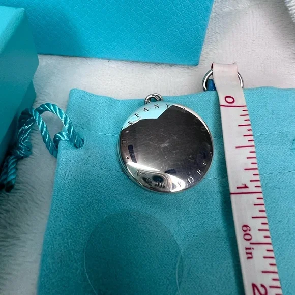 COPY - Tiffany & Co. Rare round locket. Engraving of “TIFFANY & CO • NEW YORK •” - Picture 2 of 5